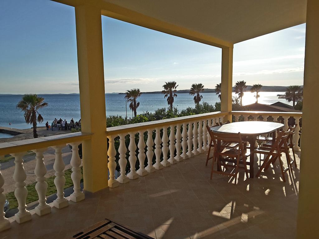 Deby Beach House Vir Εξωτερικό φωτογραφία